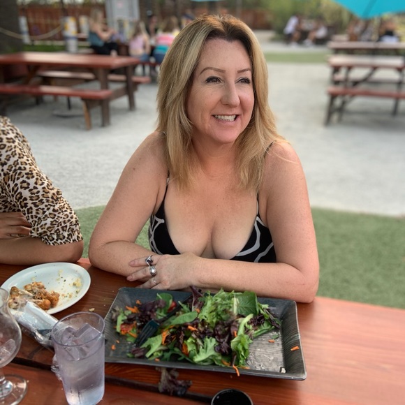 Meet your Posher, Cathy - Picture 1 of 3